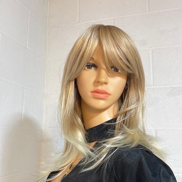 NWT 18” blonde wig classic light honey layers curtain bangs v light blonde ends - Picture 3 of 16